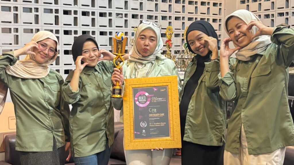 dr. Hj. Alfi Atiatul Fitriah Terima Penghargaan No.1 Excellence Beauty Product Winner 2025